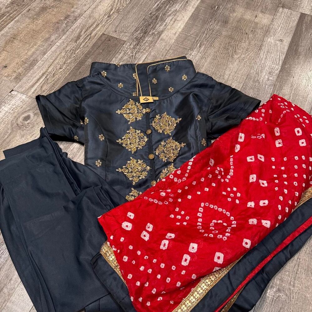 Black & gold embroidered kurti set